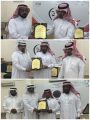 بالصور : ابتدائية أحمد بن حنبل تكرم معلمها المتقاعد وطلابها المتميزين وتخريج طلاب الصف السادس