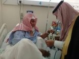 محافظ الأفلاج يعايد المرضى المنومين