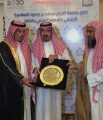 محافظ الأفلاج يكرم ناصر آل بازع