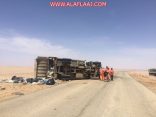 انقلاب سيارة تابعة لبلدية الهدار ووفاة أحد العمالة