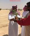 محافظ الأفلاج يشارك في زراعة الأشجار الطبيعية حول وادي سحاب