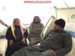 محافظ الأفلاج يزور “موظف المياه” المصاب بطلق ناري