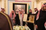 بالصور : أمير منطقة الرياض في ضيافة رجل الأعمال الشيخ راشد آل رشود