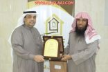 أسرية الأفلاج تُكرم رجل الأعمال حمد آل مبارك