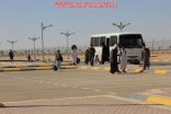 باصات لنقل أبناء أعضاء هيئة التدريس بكليات الجامعة في الأفلاج
