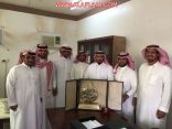 معلمو ابتدائية الهمجة يكرمون قائدهم