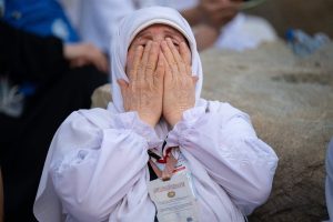 من دموع الأم إلى فرحة الحج.. لحظة إنسانية تهز القلوب