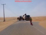 بالصور : الشركة المسؤولة عن صيانة الطريق تزيل رمال عرق مريصيص