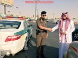 رجال مرور الأفلاج يستقبلون طلاب المدارس بباقات الورد