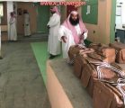 معلم يهدي طلابه المتميزين شنط لأدوات النزهات البرية