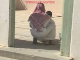 شاهد.. صورة عفوية تجسِّد لفتة أبوية لمعلِّم في الأفلاج مع أحد طلابه