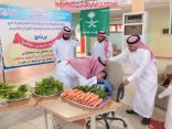 شاهد . عندما ينحني مدير التعليم ويقبل طلابه .. رسالة تربوية عظيمة