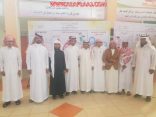 بالصور : معلم في الأفلاج يزور طالبه قبل 29 عام وطلاب ثانوي يزورون معلمهم بأول ابتدائي