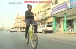 مواطن من ذوي الاحتياجات يقود دراجته بطريقة عكسية*