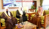 الأمير فيصل بن بندر يستقبل مدير الشؤون الإسلامية بمنطقة الرياض ومساعده