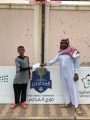 رجل أعمال  يُكرم طلاب متوسطة النايفية بمناسبة فوزهم