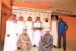 أنقذ طفلًا من حريق اندلع بمركبة والده .. لهذا كرّمت لجنة الأفلاج رجل الأمن ” النتيفات “