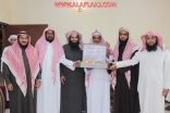 هيئة الأمر بالمعروف والنهي عن المنكر  في الأفلاج عن المنكر تُكرم محمد الدوسري