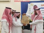 بالصور: “رضاي عنك” هدية والدة معلم بالأفلاج في حفل تقاعده .. الدموع سبقت عبارات الوداع