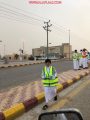 شاهد : تحت زخات المطر أطفال في الأفلاج يتسابقون على تفطير المارة