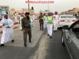 بالصور : محافظ الأفلاج يشارك المتطوعين في مشروع “رمضان أمان” بتوزيع الإفطار السيار