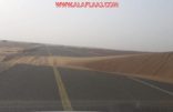 الرمال الزاحفة تقطع أهالي الهمجة عن الهدار