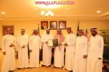 وكيل بلديات الرياض يكرّم رئيس بلدية البديع