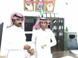 في بادرة نبيلة.. “ولي أمر طالب” يكرّم قائد مدرسة بالأفلاج رفض الإجازة وتحامل على الإصابة