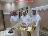 رجل الأعمال عايض القحطاني يكرم الأستاذ خالد الٌ سيف