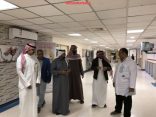 شاهد بالصور  : مدير المستشفى يتفقد المرضى المنومين ويدون ملاحظات الأقسام الطبيه
