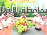شاهد.. “الفراج” يلتقي محافظ الأفلاج ويقف على المزارع ويتفقد مكتب “البيئة”