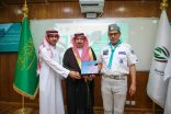 الدكتور الفهد يكرم رجل الأعمال ناصر آل بازع نظير جهوده في دعم كشافة الأفلاج في الحج
