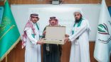 مدير تنمية الأفلاج يُكرم رجل الأعمال آل بازع