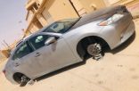 في الأفلاج ..موطن يتفاجئ صباح اليوم بمركبته على الطوب بلا عجلات..