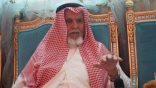 شريط الذكريات بمنزله.. شاهد تكريم أقدم محافظ للأفلاج والفاصل 40 عامًا