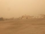 الرياح الشمالية الباردة تعصف بأجواء الأفلاج وتثير الغبار ..