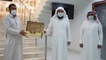 شاهد.. لجنة الأفلاج تكرّم خياطين يمني وهندي قدّما 2800 كمامة هدية للأهالي