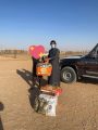 شاهد ..ضمن مبادراتها التطوعية “بشرى الأفلاج” توزع سلة غذائية وبطانية شتوية على رعاة الإبل والأغنام..
