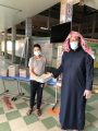 قائد مدرسة في الأفلاج يُطبق أعلى معايير الإحترازات الصحية خلال توزيع الكتب الدراسية على الطلاب