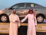 بالصور : وعد فأوفى … “الفالح” يُسلّم أنس الدوسري مركبته الجديدة التي قدمها له الجذلاني
