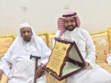 بعد 44 عام ” العتر ” يترجل عن الآذان ويكشف عن أول إمام لجامع “السديرية”