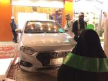 في يوم الوطن مواطن يقدم سيارة لأم مبارك