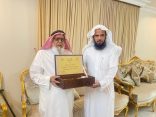 شاهد: لجنة تنمية الأفلاج تكرم مدير شرطة الأفلاج قبل ٤٠ عاماً..