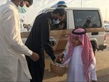 طفل يحتفل بعيد الفطر المبارك بتوزيع الحلويات على المصلين