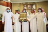 لجنة تنمية الأفلاج تُكرم مواطن سخر عقاره التجاري محجراً صحياً لمصابي كورونا