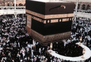 ‘يوم الخُليّف’.. تقليد فريد تحييه نساء مكة في رحاب الكعبة… ما القصة؟