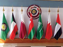 دول الخليج تتمسك بالحياد وتدين استهداف أراضيها وسط مواجهة “أمريكية إسرائيلية” مع إيران