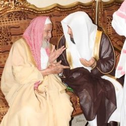 سعادة مدير التربية والتعليم الأستاذ / محمد بن مبارك الزايد وبجانبة سعادة وكيل محافظ محافظة الأفلاج الأستاذ / تركي بن سعود الهزاني  فب منصة الحفل الختامي للأسبوع المرور تحت شعار لا تتصل حتى تصل لعام 1430