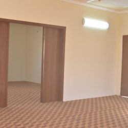 صالة الطعام .. مساحه تتسع لأكثر من 16 صحن