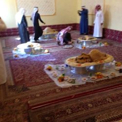 منسوبي “صحيفة الأفلاج الإلكترونية” قبل وصول الضويف في صورة جماعية